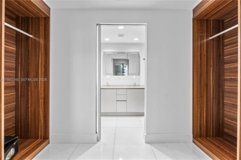 Copropriété à louer à Miami, Floride: 3 chambres, 165.18 m2 № 2000782 - photo 17