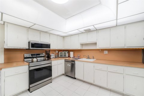 Condo in Hallandale Beach, Florida, 2 bedrooms  № 1454196 - photo 12