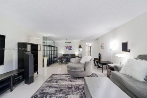 Condo in Hallandale Beach, Florida, 2 bedrooms  № 1454196 - photo 5