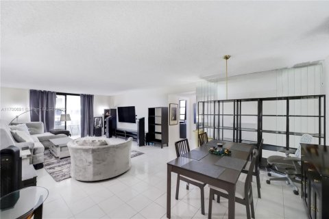 Condo in Hallandale Beach, Florida, 2 bedrooms  № 1454196 - photo 7
