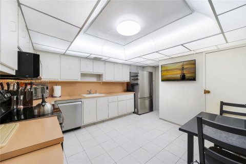 Condo in Hallandale Beach, Florida, 2 bedrooms  № 1454196 - photo 13