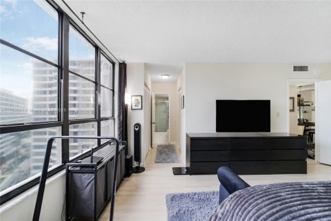 Condo in Hallandale Beach, Florida, 2 bedrooms  № 1454196 - photo 17