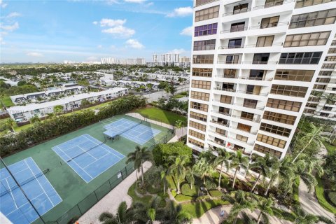 Condo in Hallandale Beach, Florida, 2 bedrooms  № 1454196 - photo 2