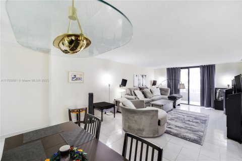 Condo in Hallandale Beach, Florida, 2 bedrooms  № 1454196 - photo 8