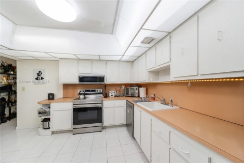 Condo in Hallandale Beach, Florida, 2 bedrooms  № 1454196 - photo 11