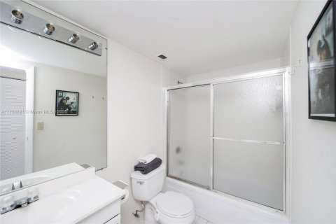 Condo in Hallandale Beach, Florida, 2 bedrooms  № 1454196 - photo 30
