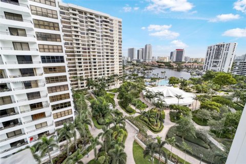 Condo in Hallandale Beach, Florida, 2 bedrooms  № 1454196 - photo 1