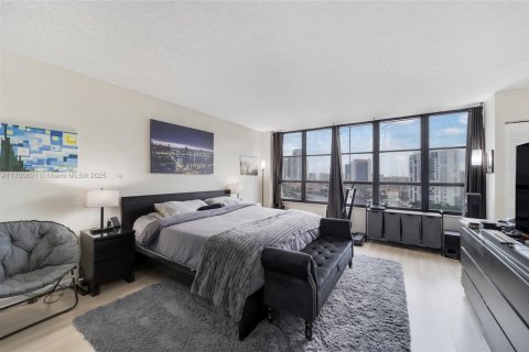 Condo in Hallandale Beach, Florida, 2 bedrooms  № 1454196 - photo 18