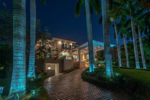 House in Coral Gables, Florida 6 bedrooms, 506.32 sq.m. № 882450 - photo 1