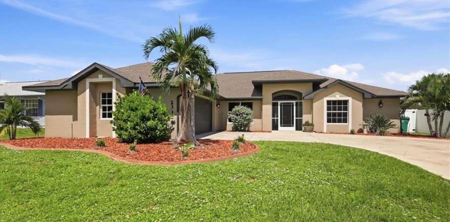 Casa en Port Charlotte, Florida 4 dormitorios, 185.15 m2 № 2384474