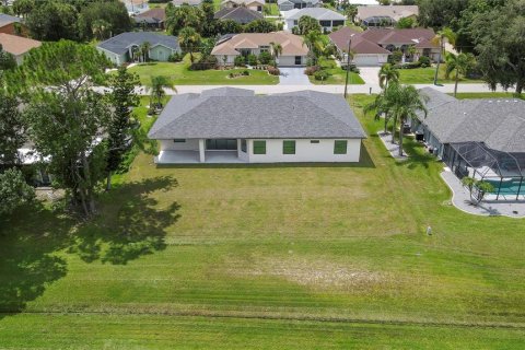House in Punta Gorda, Florida 3 bedrooms, 199.83 sq.m. № 2308819 - photo 3
