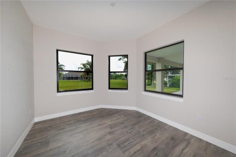 House in Punta Gorda, Florida 3 bedrooms, 199.83 sq.m. № 2308819 - photo 15
