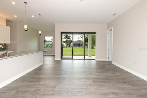 House in Punta Gorda, Florida 3 bedrooms, 199.83 sq.m. № 2308819 - photo 6