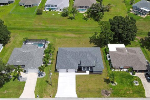 House in Punta Gorda, Florida 3 bedrooms, 199.83 sq.m. № 2308819 - photo 2