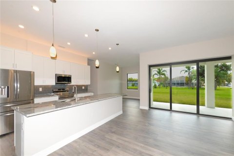 House in Punta Gorda, Florida 3 bedrooms, 199.83 sq.m. № 2308819 - photo 8