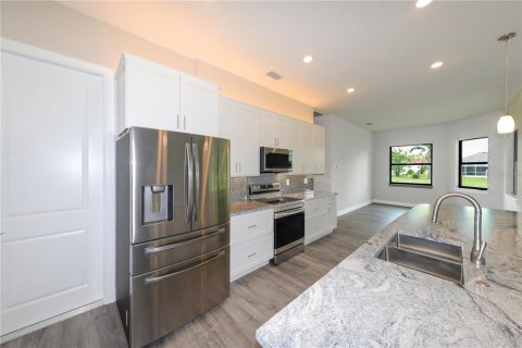 House in Punta Gorda, Florida 3 bedrooms, 199.83 sq.m. № 2308819 - photo 9