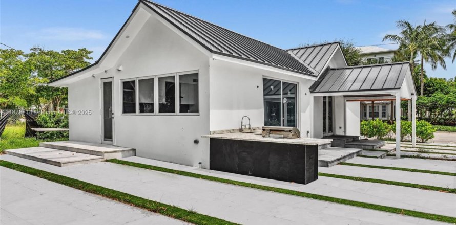 House in Delray Beach, Florida 2 bedrooms, 270.07 sq.m. № 1927564