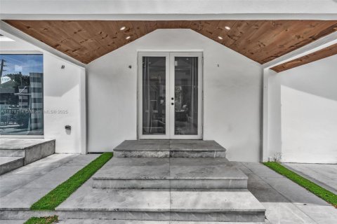 House in Delray Beach, Florida 2 bedrooms, 270.07 sq.m. № 1927564 - photo 3