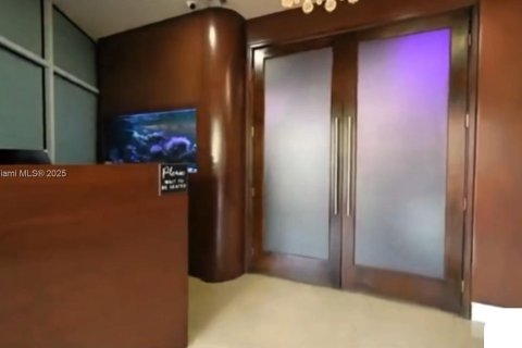 Commercial property in Miami, Florida № 1833882 - photo 2