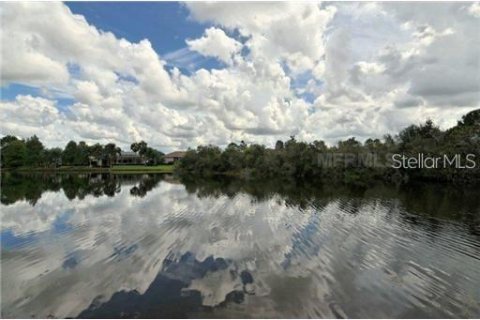 House in University Park, Florida 3 bedrooms, 159.88 sq.m. № 213069 - photo 15