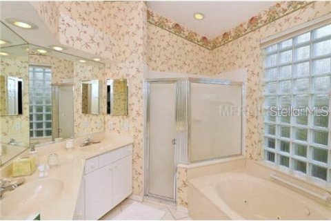 House in University Park, Florida 3 bedrooms, 159.88 sq.m. № 213069 - photo 11