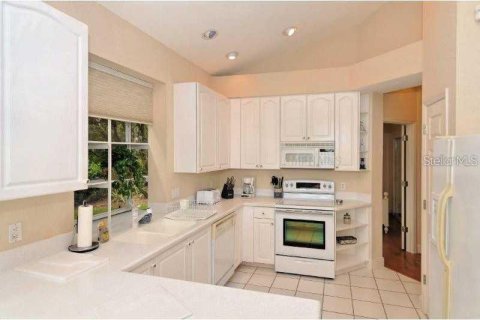 House in University Park, Florida 3 bedrooms, 159.88 sq.m. № 213069 - photo 7