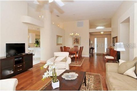 House in University Park, Florida 3 bedrooms, 159.88 sq.m. № 213069 - photo 5