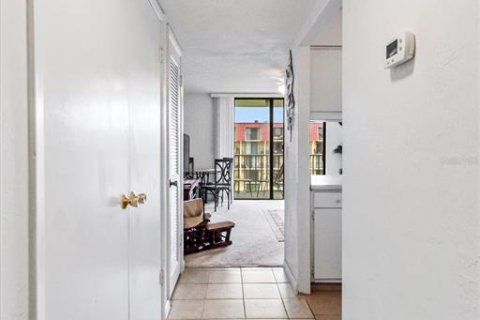 Condo in Daytona Beach, Florida, 1 bedroom  № 1881448 - photo 14