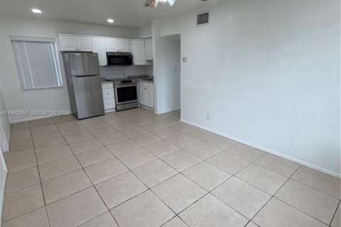 Villa ou maison à louer à Hallandale Beach, Floride: 1 chambre, 46.45 m2 № 2024167 - photo 4