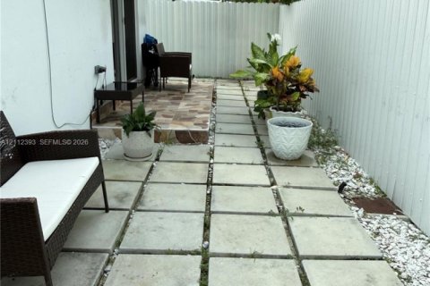 Villa ou maison à louer à Miami, Floride: 3 chambres, 212.56 m2 № 2432552 - photo 11
