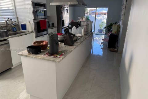 Villa ou maison à louer à Miami, Floride: 3 chambres, 212.56 m2 № 2432552 - photo 4