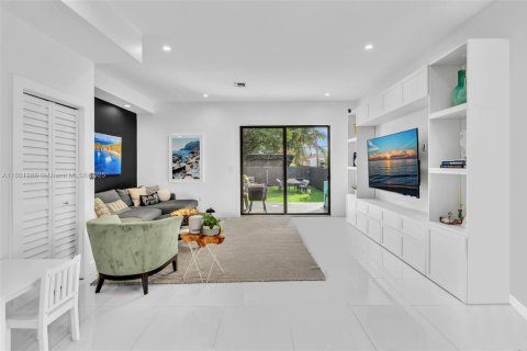 Adosado en venta en Miami, Florida, 3 dormitorios, 182.83 m2 № 1689107 - foto 17