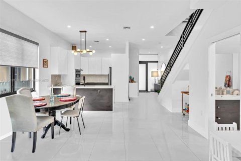 Adosado en venta en Miami, Florida, 3 dormitorios, 182.83 m2 № 1689107 - foto 30