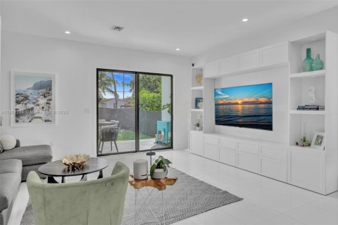 Adosado en venta en Miami, Florida, 3 dormitorios, 182.83 m2 № 1689107 - foto 16