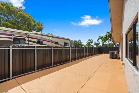 House in Miami, Florida 4 bedrooms, 148.83 sq.m. № 2046502 - photo 19