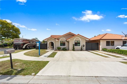 House in Miami, Florida 4 bedrooms, 148.83 sq.m. № 2046502 - photo 14