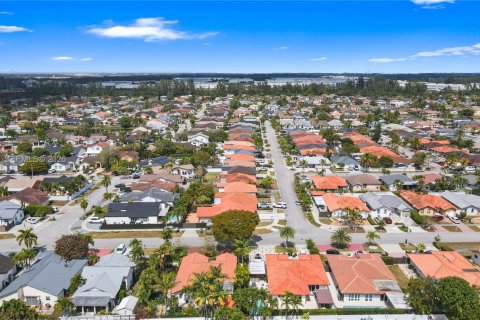 House in Miami, Florida 4 bedrooms, 148.83 sq.m. № 2046502 - photo 10