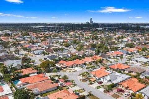 House in Miami, Florida 4 bedrooms, 148.83 sq.m. № 2046502 - photo 11