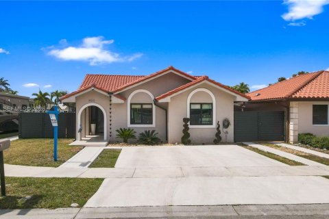 House in Miami, Florida 4 bedrooms, 148.83 sq.m. № 2046502