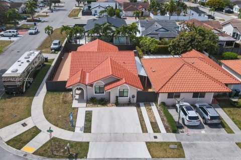 House in Miami, Florida 4 bedrooms, 148.83 sq.m. № 2046502 - photo 3