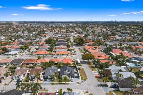 House in Miami, Florida 4 bedrooms, 148.83 sq.m. № 2046502 - photo 8