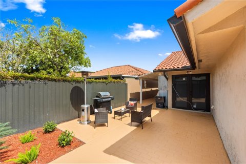 House in Miami, Florida 4 bedrooms, 148.83 sq.m. № 2046502 - photo 26