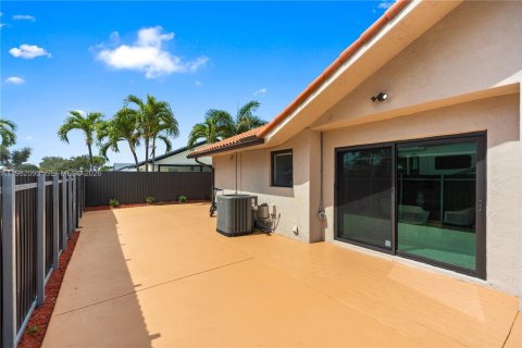 House in Miami, Florida 4 bedrooms, 148.83 sq.m. № 2046502 - photo 20