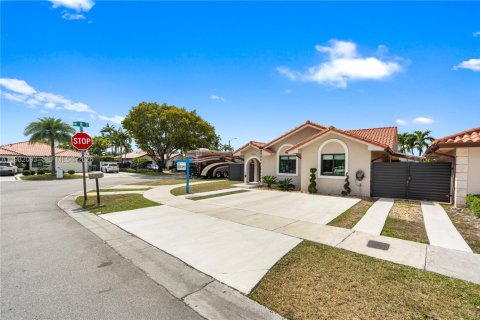 House in Miami, Florida 4 bedrooms, 148.83 sq.m. № 2046502 - photo 12