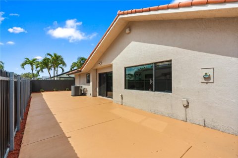 House in Miami, Florida 4 bedrooms, 148.83 sq.m. № 2046502 - photo 18