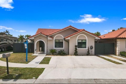 House in Miami, Florida 4 bedrooms, 148.83 sq.m. № 2046502 - photo 2