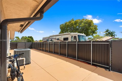 House in Miami, Florida 4 bedrooms, 148.83 sq.m. № 2046502 - photo 22