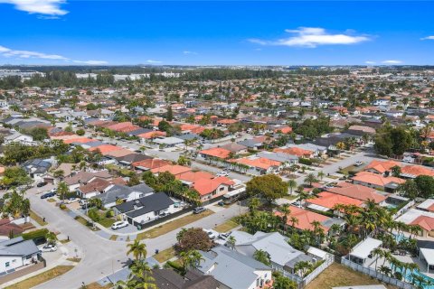 House in Miami, Florida 4 bedrooms, 148.83 sq.m. № 2046502 - photo 9