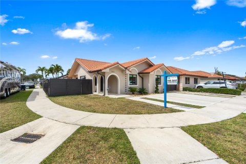 House in Miami, Florida 4 bedrooms, 148.83 sq.m. № 2046502 - photo 15