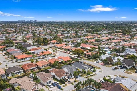 House in Miami, Florida 4 bedrooms, 148.83 sq.m. № 2046502 - photo 7